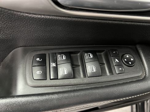 Used 2023 Chrysler Pacifica Limited w/ Uconnect Theater Family Group FWD image 16
