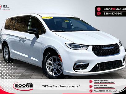 Used 2025 Chrysler Pacifica Select