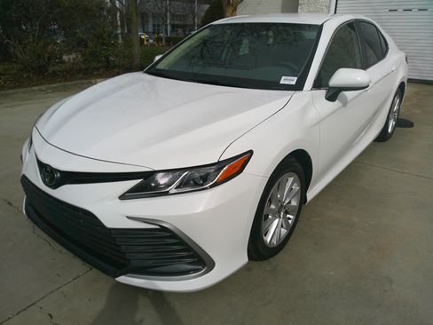 Used 2023 Toyota Camry LE image 5