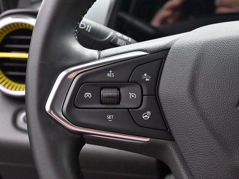 Used 2024 Chevrolet Trax LT w/ Sunroof Package FWD image 17