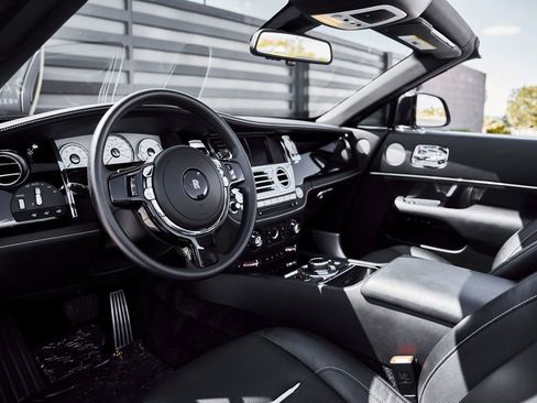 Used 2018 Rolls-Royce Dawn RWD image 2