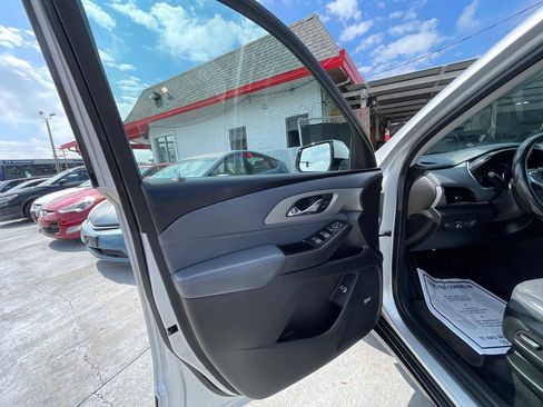 Used 2019 Chevrolet Traverse LT w/ LT Premium Package FWD image 7