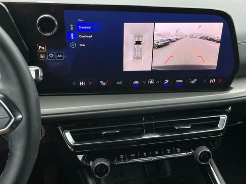 Used 2024 Chevrolet Traverse LT w/ Midnight/Sport Edition image 18