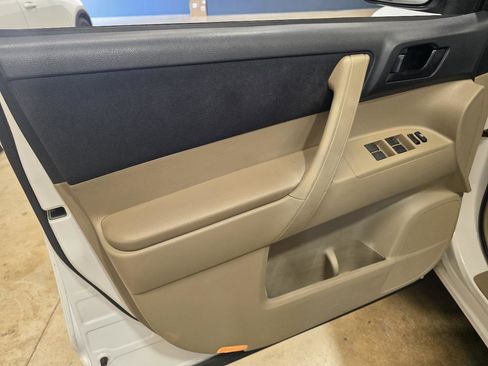 Used 2011 Toyota Highlander 2WD w/ Tow Pkg image 12