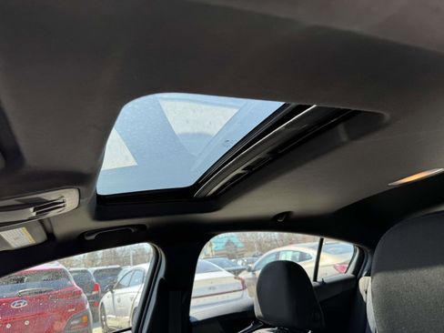 Used 2018 Chevrolet Cruze LT w/ Sun And Sound Package FWD image 17