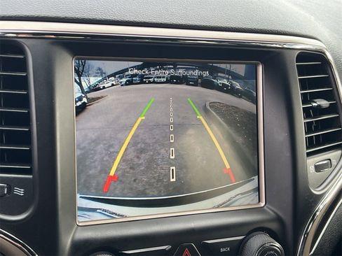 Used 2017 Jeep Grand Cherokee Limited w/ Luxury Group II image 16