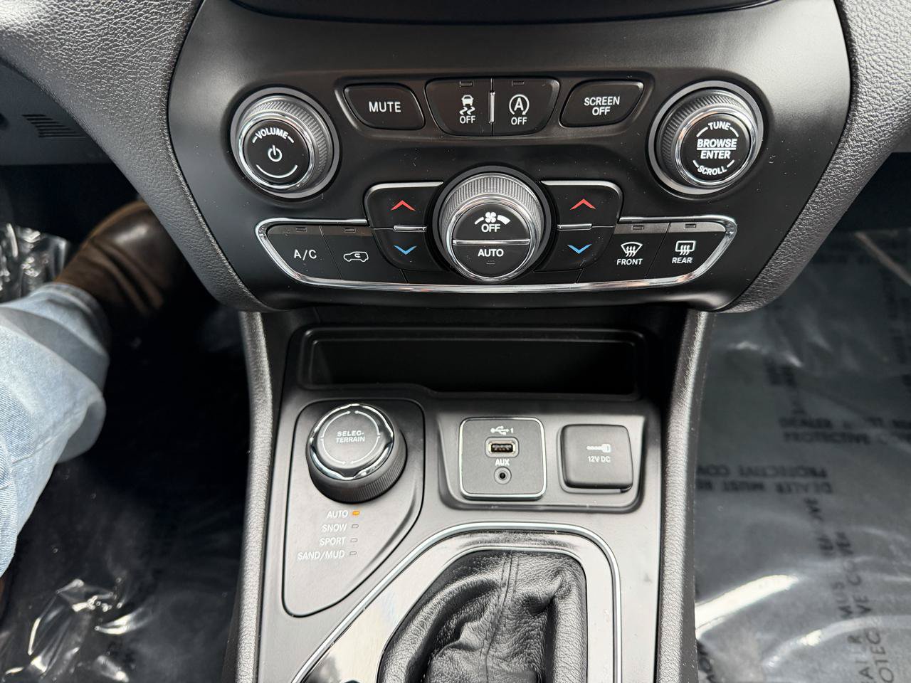 Used 2020 Jeep Cherokee Limited w/ Trailer Tow Group AWD/4WD image 15