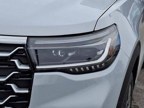 Certified 2025 Ford Explorer Platinum w/ LUX Leather Package image 9