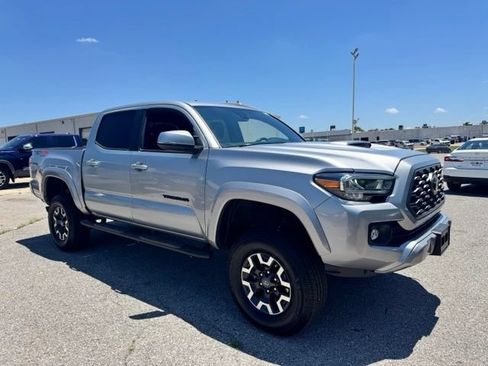 Used 2020 Toyota Tacoma TRD Sport w/ Technology Package AWD/4WD image 3