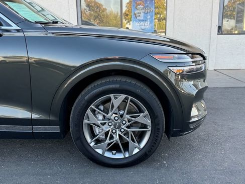 Used 2025 Genesis GV70 2.5T AWD/4WD image 2