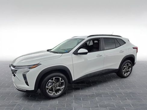 Used 2025 Chevrolet Trax LT w/ LT Convenience Package FWD image 3