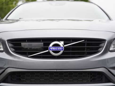 Used 2018 Volvo V60 T5 Dynamic w/ Vision Package FWD image 37