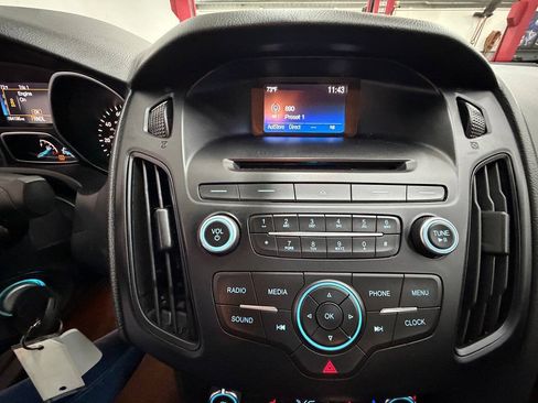 Used 2016 Ford Focus SE w/ SE Cold Weather Package FWD image 18