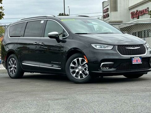 New 2023 Chrysler Pacifica Pinnacle image 2