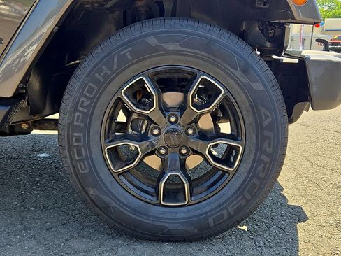 Used 2017 Jeep Wrangler Unlimited Sahara AWD/4WD image 12