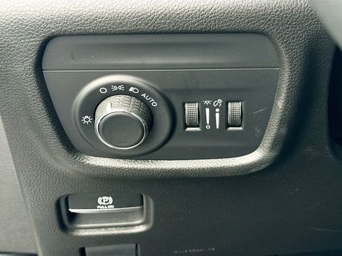 Used 2023 Jeep Grand Cherokee Laredo image 12