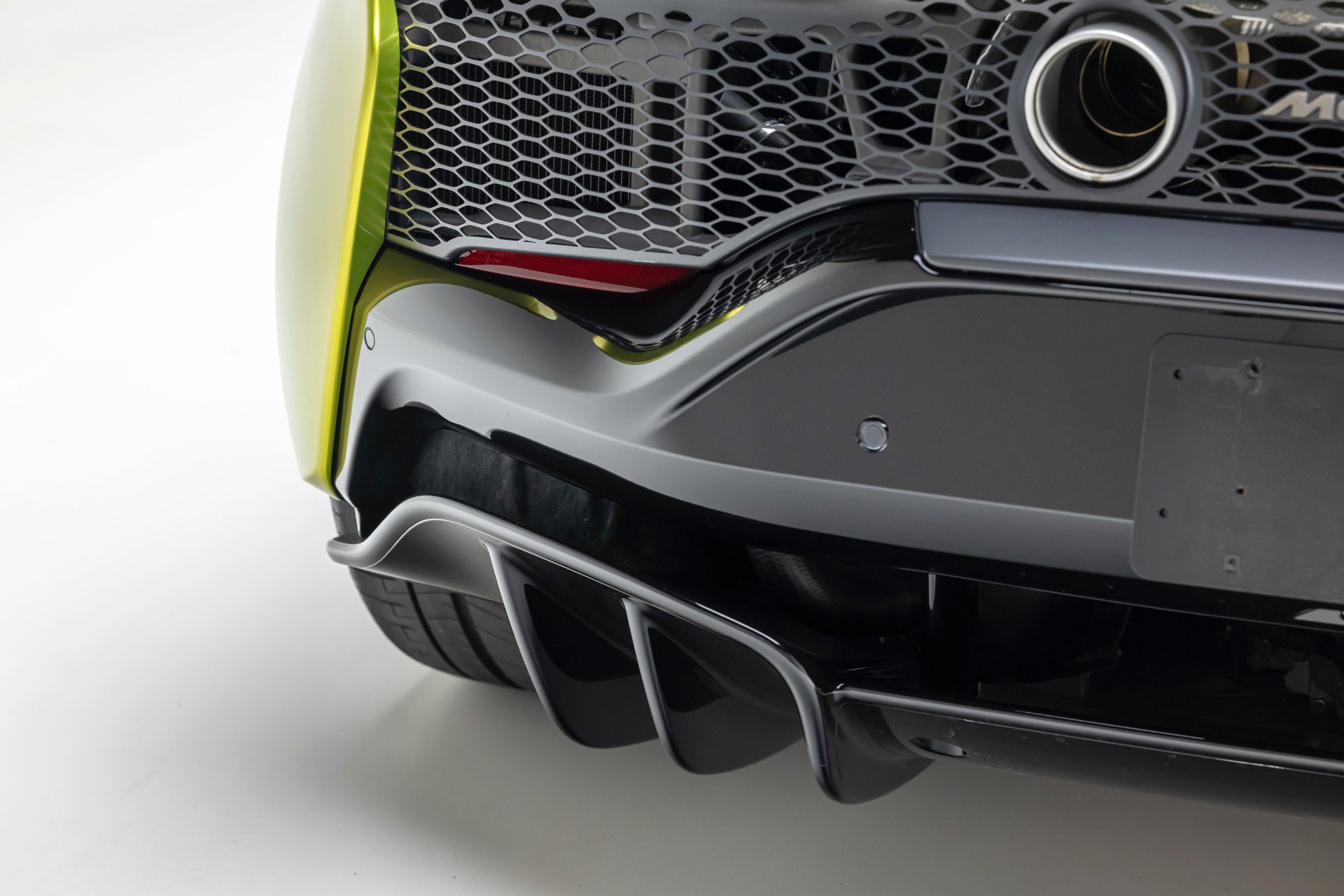 Used 2025 McLaren Artura Spider RWD image 37