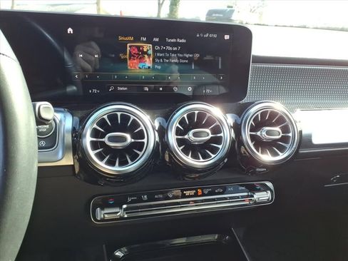 Used 2021 Mercedes-Benz GLB 250 4MATIC image 23