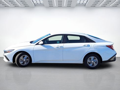 Certified 2025 Hyundai Elantra SE image 14