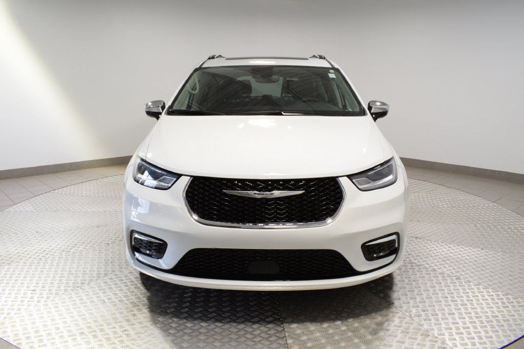 Used 2023 Chrysler Pacifica Limited AWD/4WD image 8