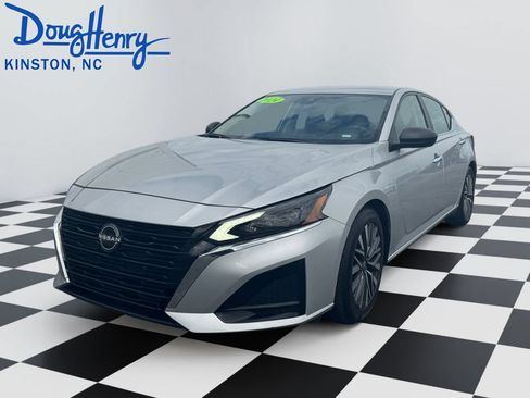 Used 2024 Nissan Altima 2.5 SV FWD image 1