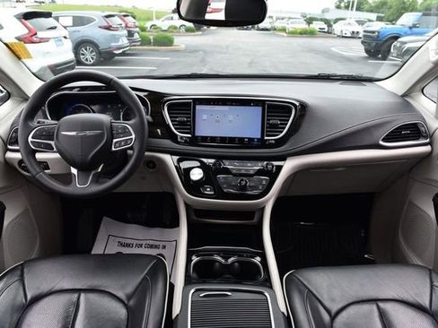 Used 2023 Chrysler Pacifica Limited FWD image 7