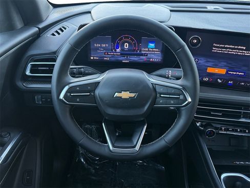 Used 2025 Chevrolet Traverse LT w/ Sun and Wheel Package image 13