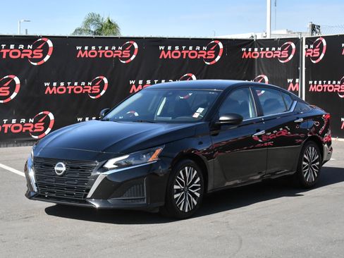 Used 2025 Nissan Altima 2.5 SV FWD image 3