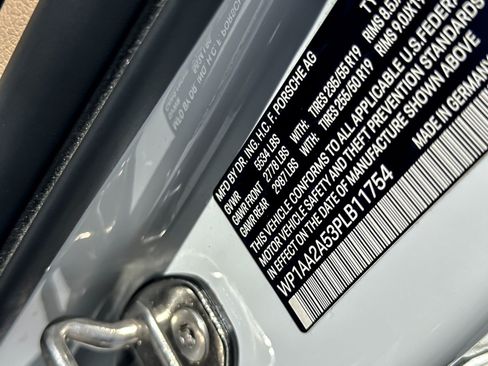 Certified 2023 Porsche Macan AWD/4WD image 28