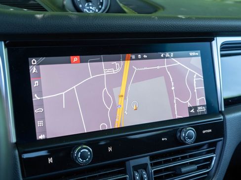 Certified 2023 Porsche Macan AWD/4WD image 27