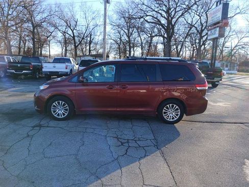 Used 2012 Toyota Sienna XLE image 4