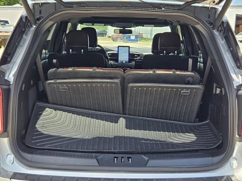 Certified 2020 Ford Explorer Platinum w/ Premium Technology Package AWD/4WD image 11