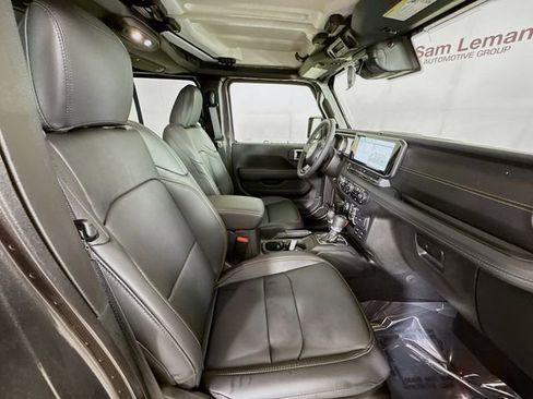 Used 2025 Jeep Gladiator Sport w/ Premium Package image 26
