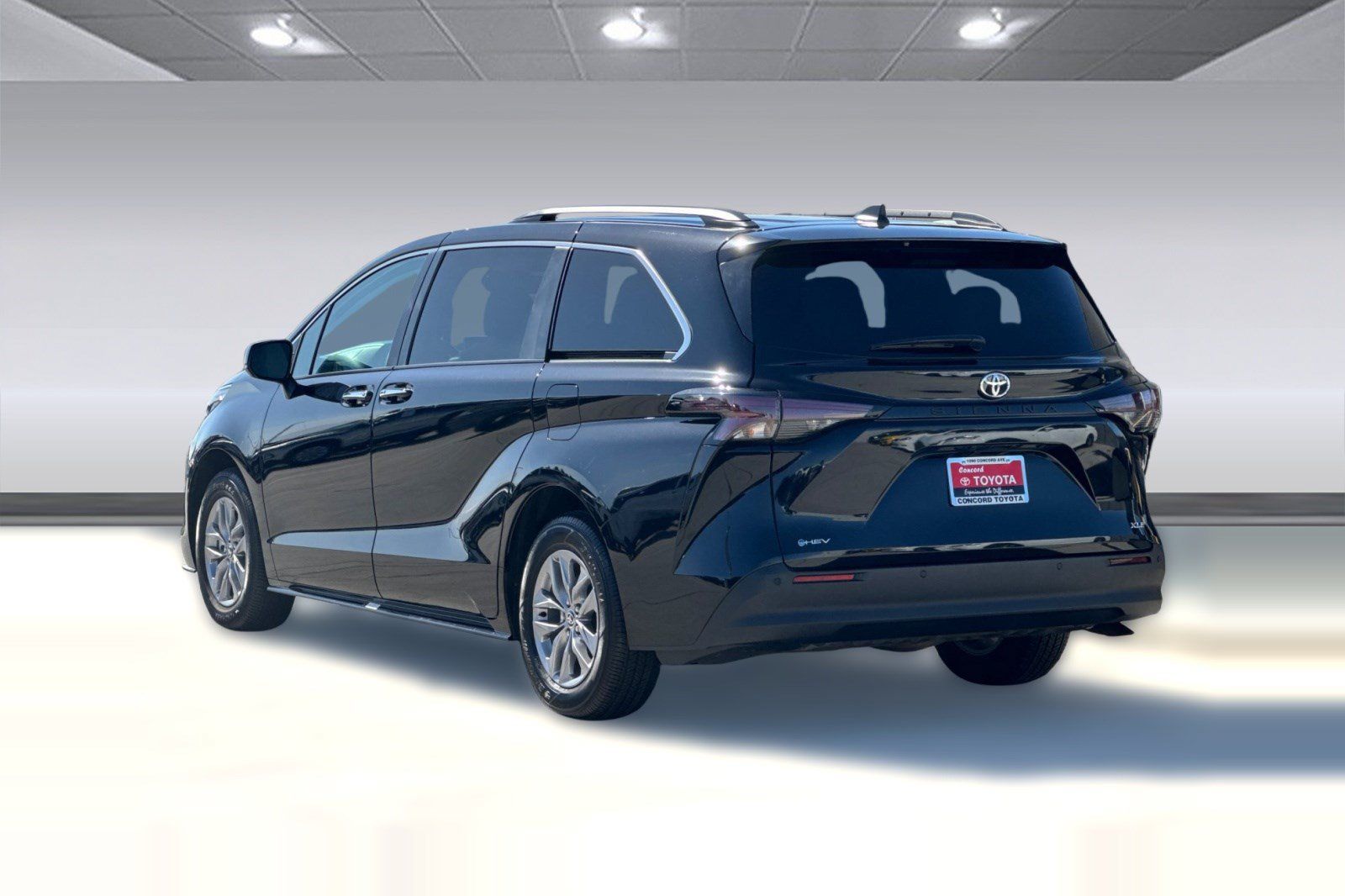 Used 2026 Toyota Sienna XLE FWD image 3