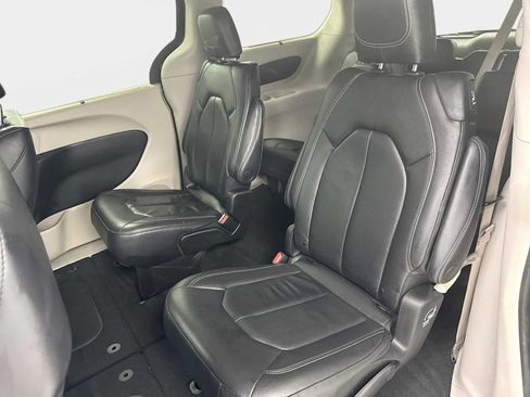 Used 2022 Chrysler Pacifica Touring-L FWD image 23