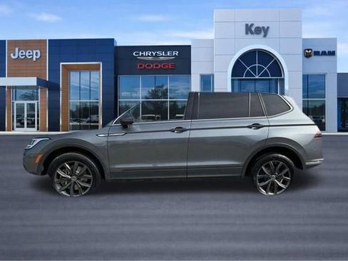 Used 2022 Volkswagen Tiguan SE AWD/4WD image 3