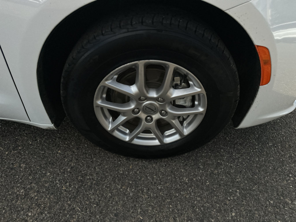 Used 2025 Chrysler Pacifica Select FWD image 9