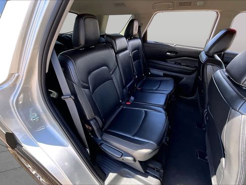 Used 2025 Nissan Pathfinder SL FWD image 18