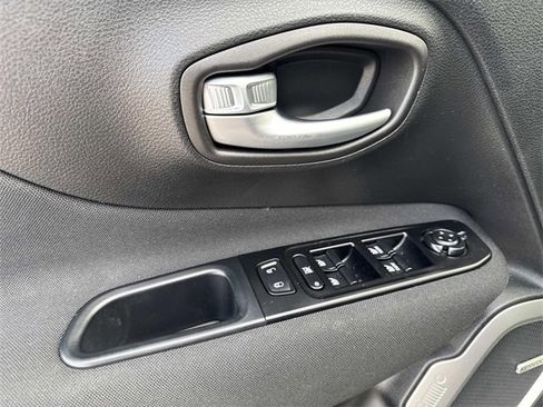 Used 2021 Jeep Renegade Latitude w/ Sun & Sound Group image 18