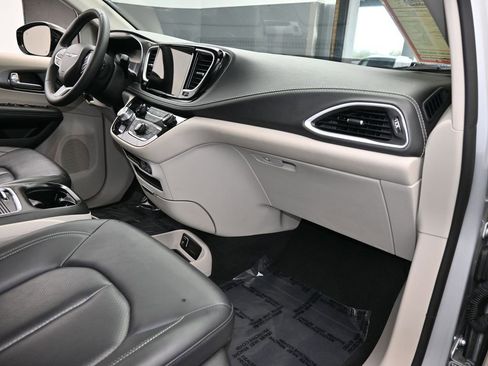 Used 2024 Chrysler Pacifica Select image 51