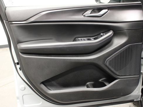 Used 2023 Jeep Grand Cherokee Altitude image 17