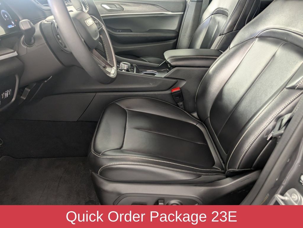 Used 2025 Jeep Grand Cherokee Limited AWD/4WD image 12