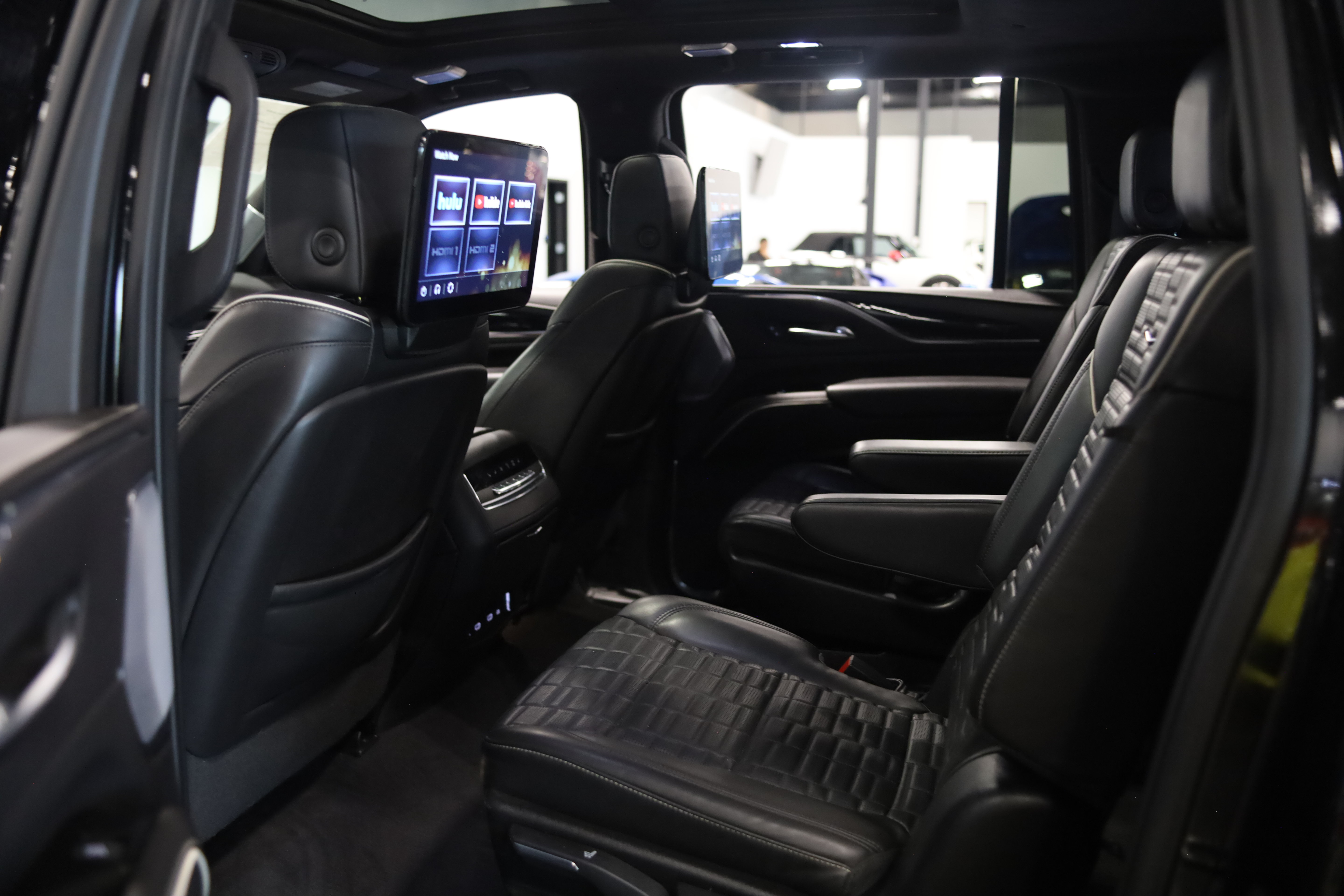 Used 2024 Cadillac Escalade ESV V AWD/4WD image 42