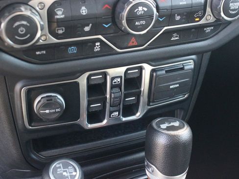 Used 2024 Jeep Wrangler Unlimited Sahara AWD/4WD image 22