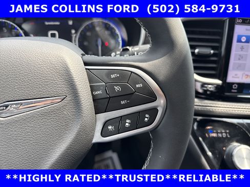 Used 2025 Chrysler Pacifica Select FWD image 16