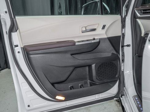 Used 2024 Toyota Sienna Platinum image 10