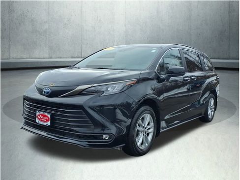 Certified 2022 Toyota Sienna XLE Woodland Edition image 3