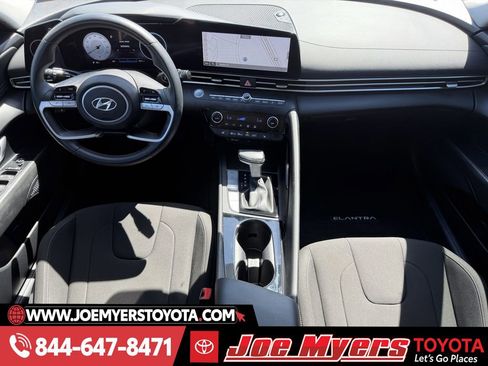 Used 2023 Hyundai Elantra SEL w/ Convenience Package image 12