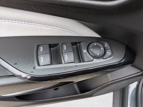 Used 2025 Chevrolet Trax LT FWD image 11