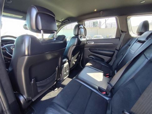 Used 2019 Jeep Grand Cherokee Laredo w/ Laredo X Package image 36